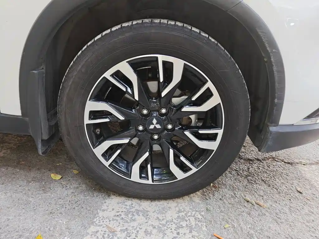 Mitsubishi Outlander — фото 24