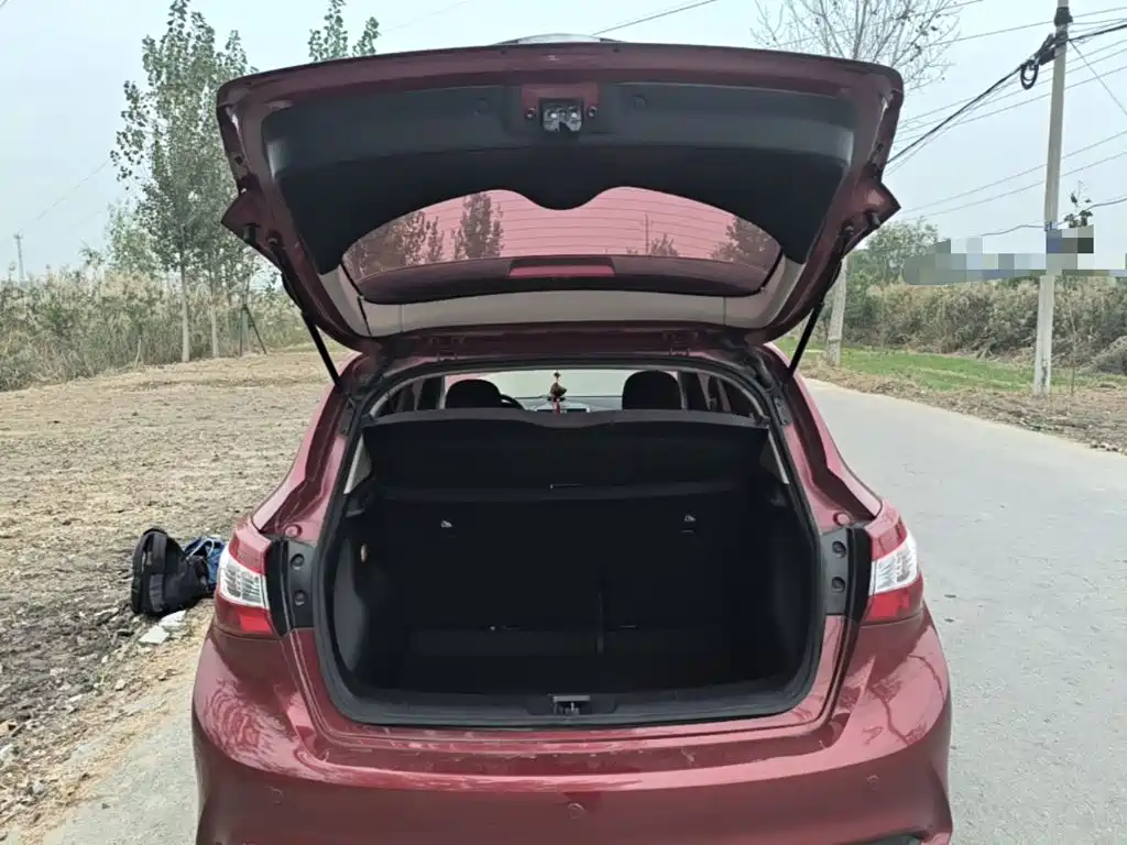 Nissan Tiida — фото 18