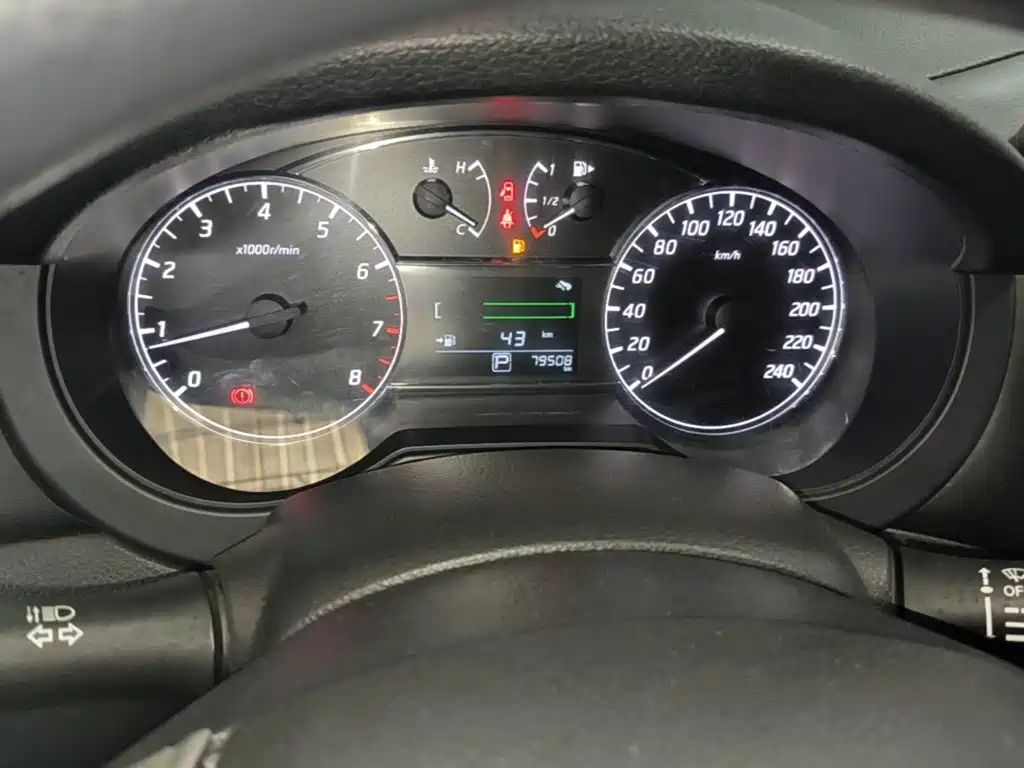Nissan Tiida — фото 11