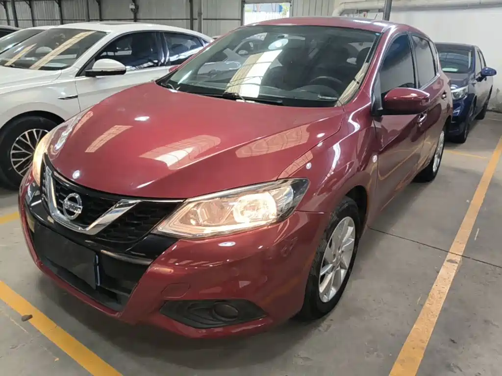Nissan Tiida — фото 1
