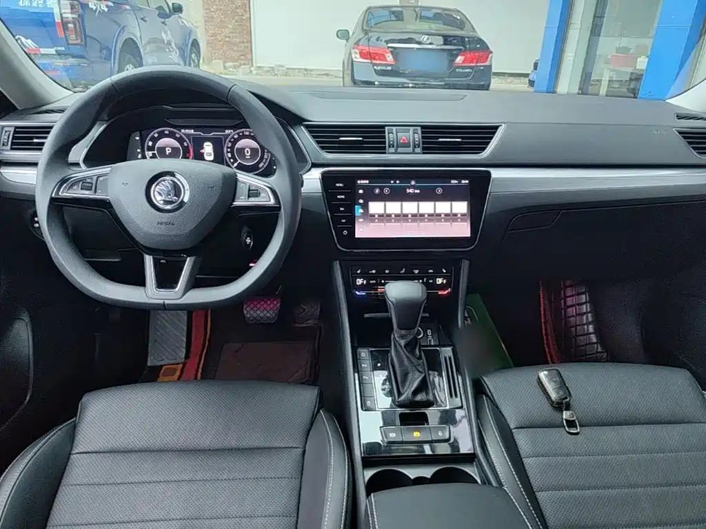 Skoda Superb — фото 9