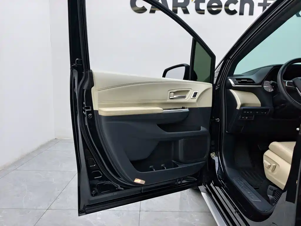 Toyota Granvia — фото 14