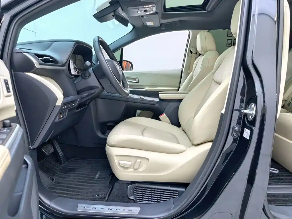 Toyota Granvia — фото 15