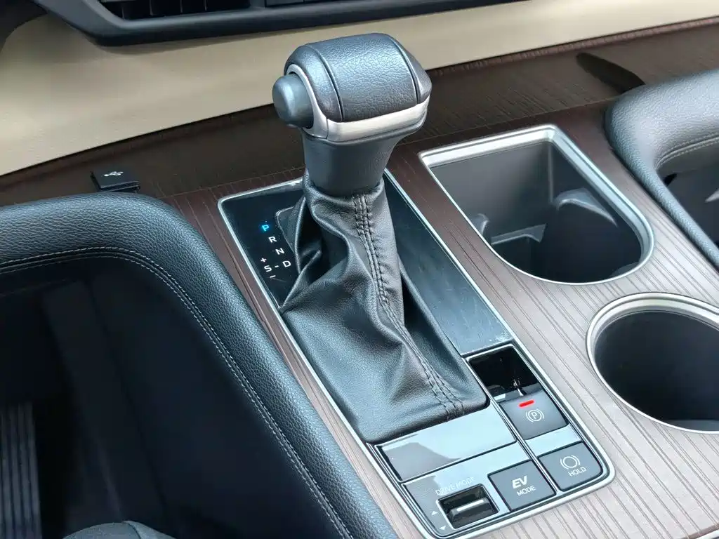 Toyota Granvia — фото 18