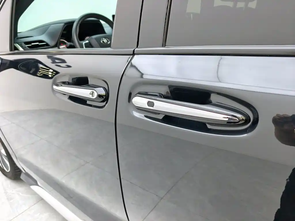 Toyota Granvia — фото 19