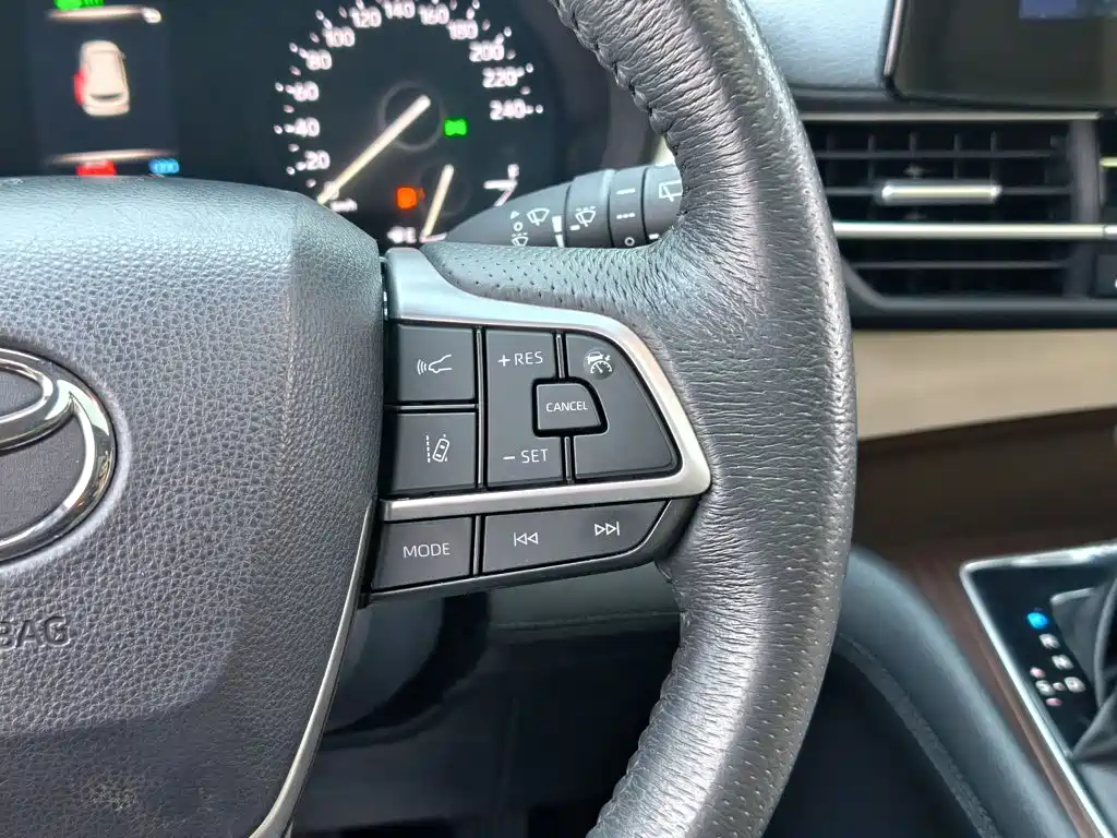 Toyota Granvia — фото 21