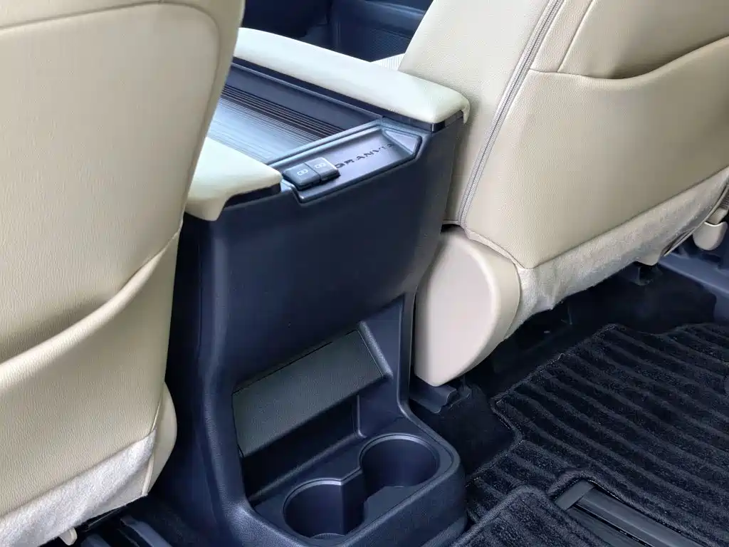 Toyota Granvia — фото 25
