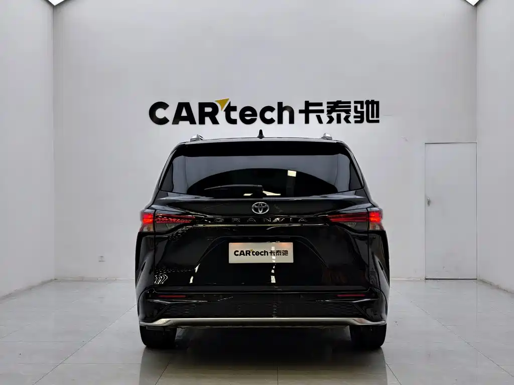 Toyota Granvia — фото 5