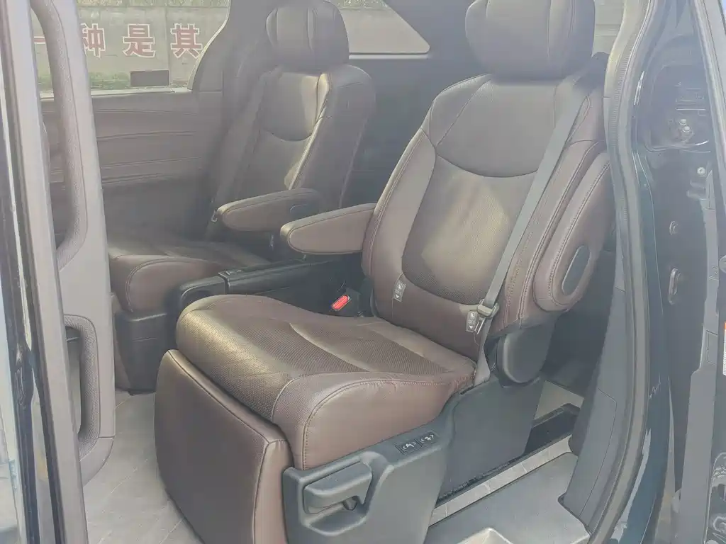 Toyota Granvia — фото 4