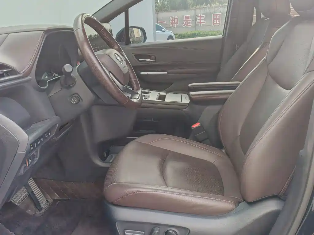 Toyota Granvia — фото 5
