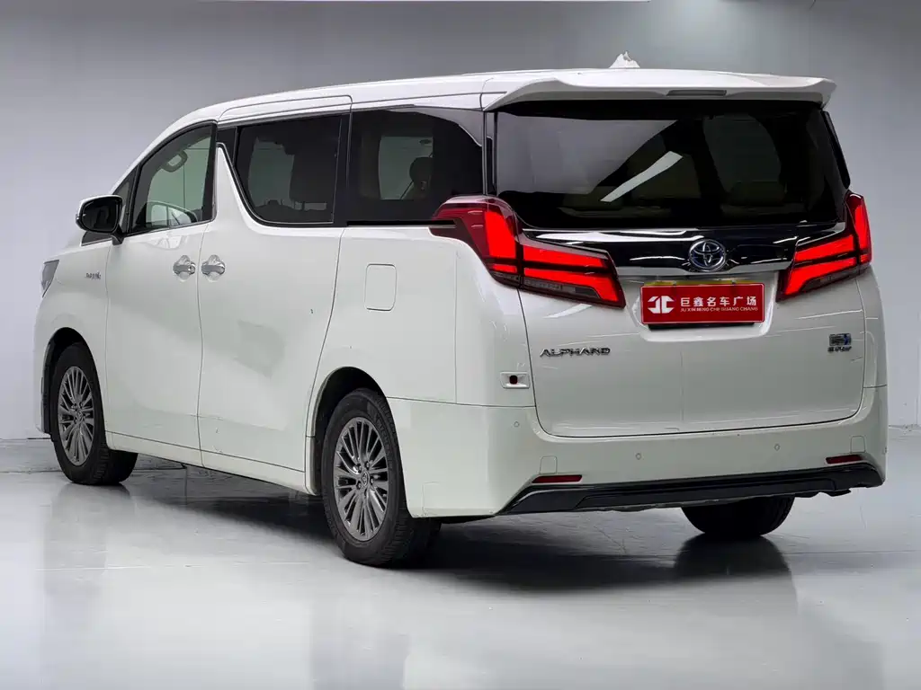 Toyota Alphard — фото 4