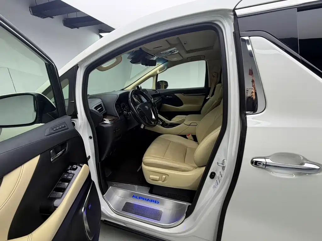 Toyota Alphard — фото 7