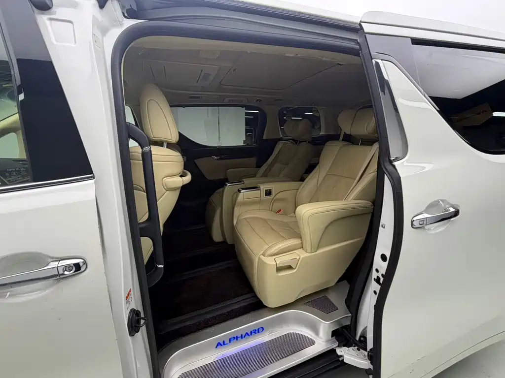 Toyota Alphard — фото 8