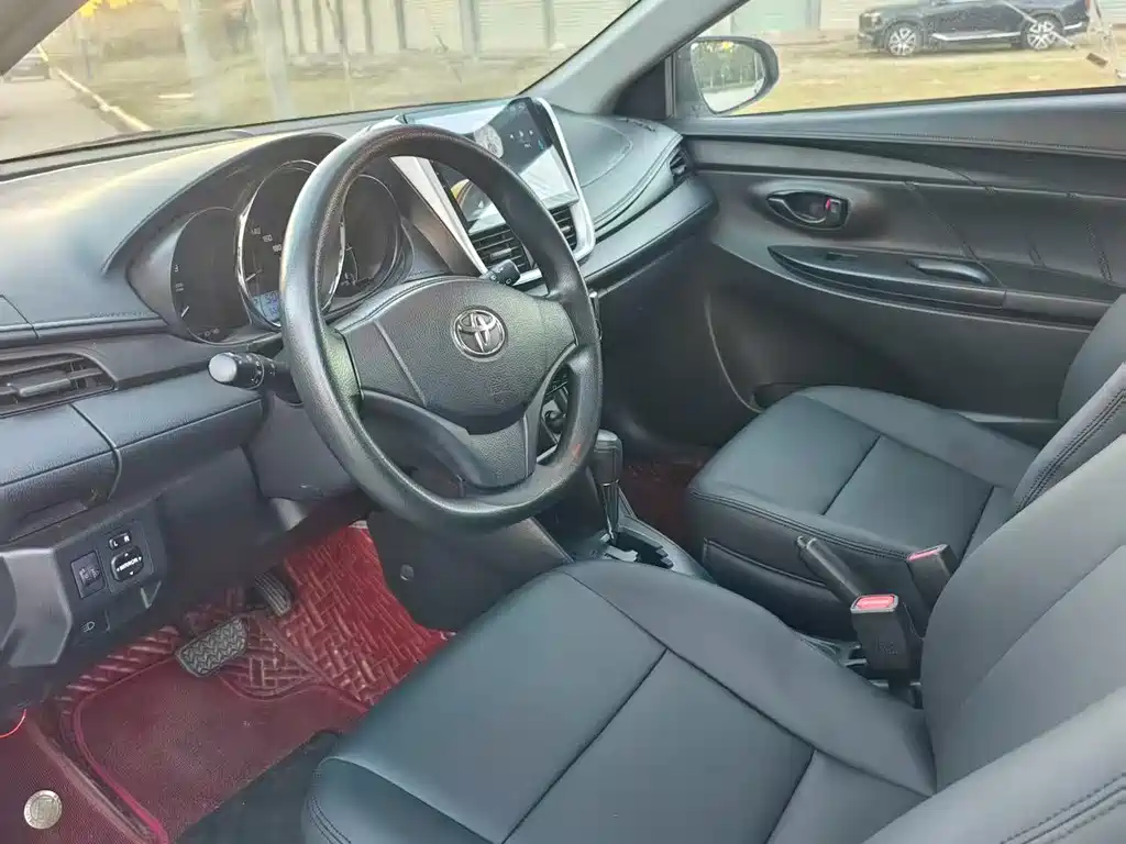 Toyota Yaris L — фото 4