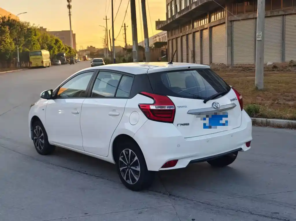 Toyota Yaris L — фото 7