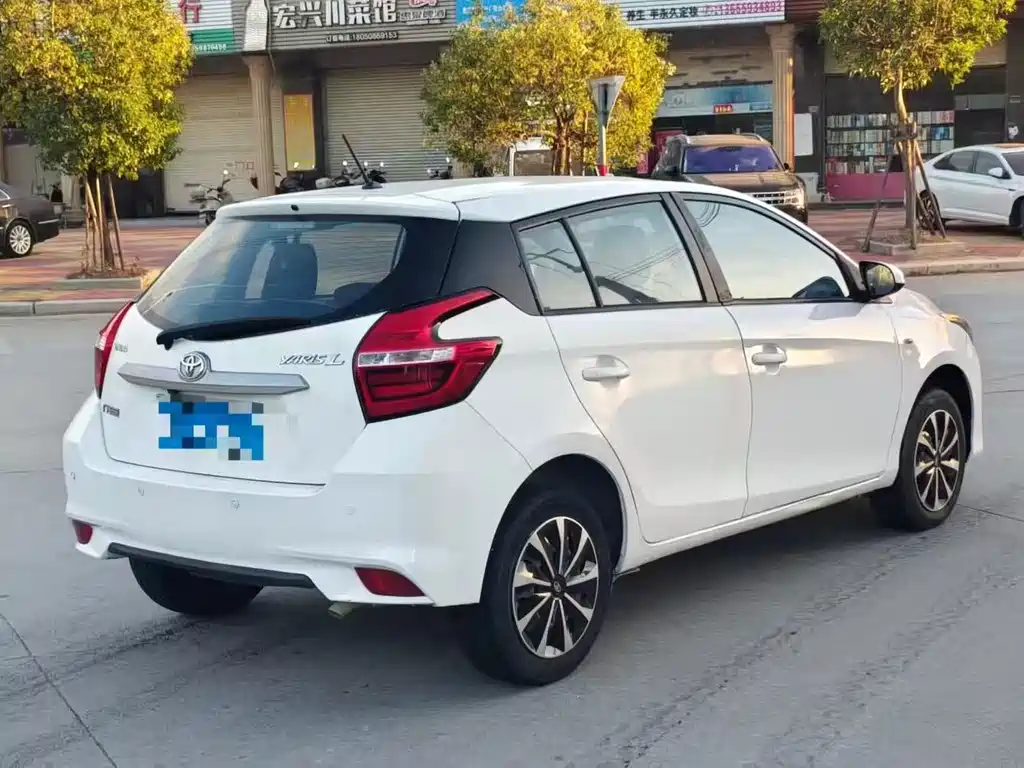 Toyota Yaris L — фото 9