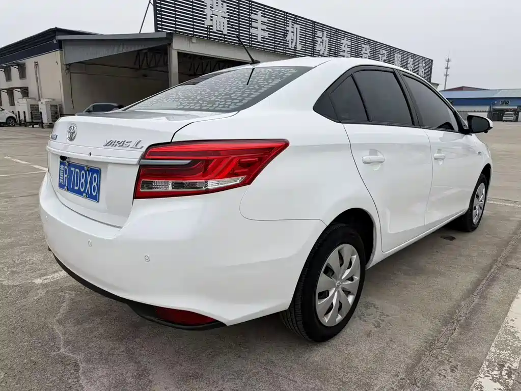 Toyota Yaris L — фото 4