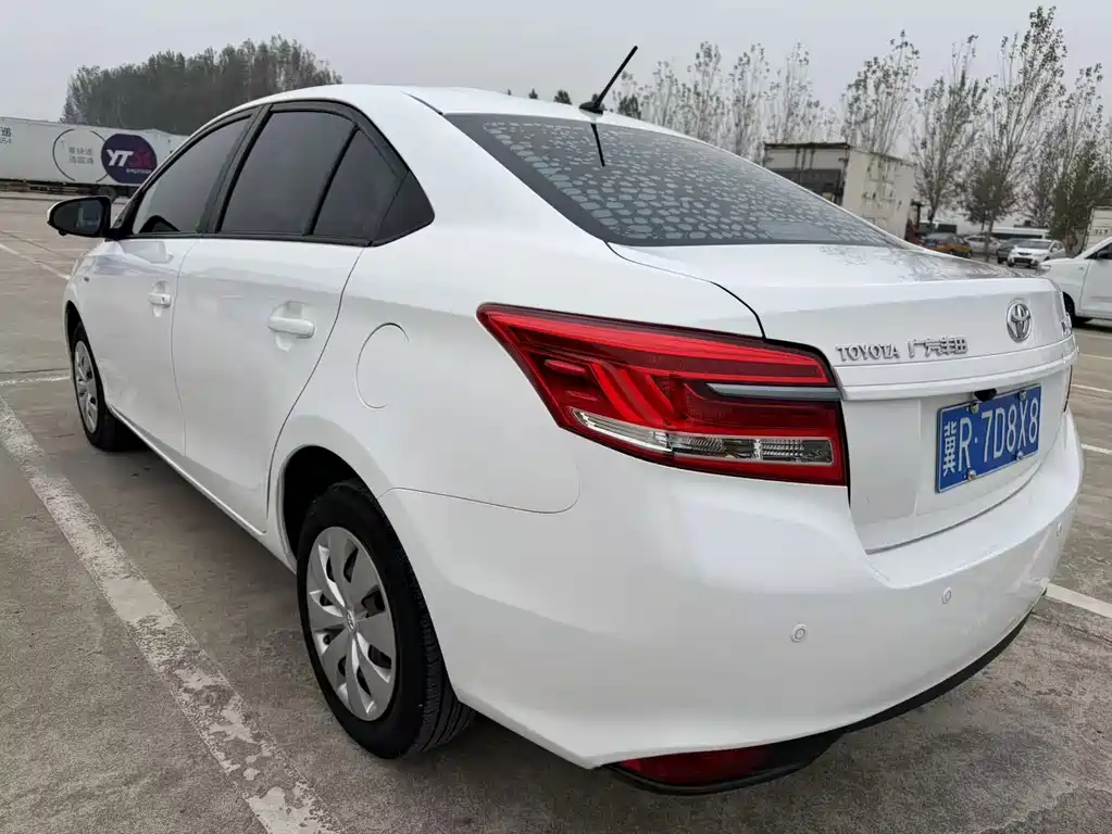 Toyota Yaris L — фото 6