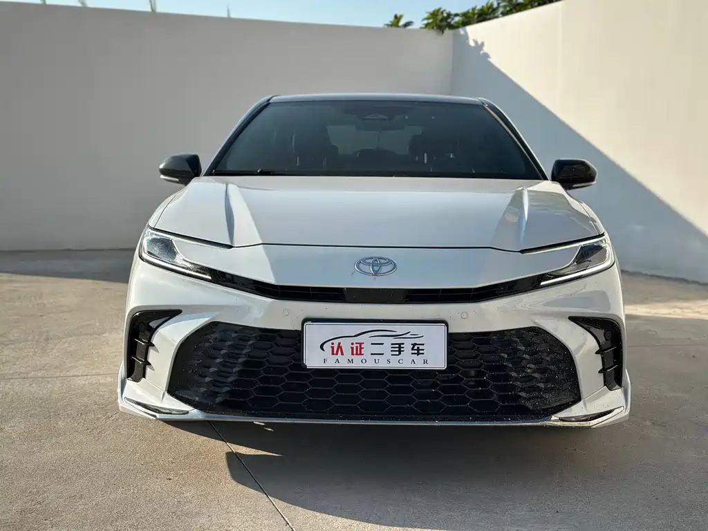 Toyota Camry — фото 2