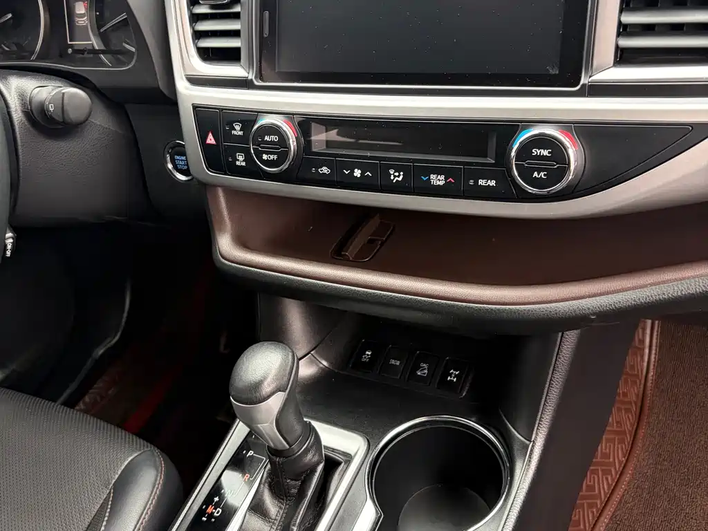 Toyota Highlander — фото 11