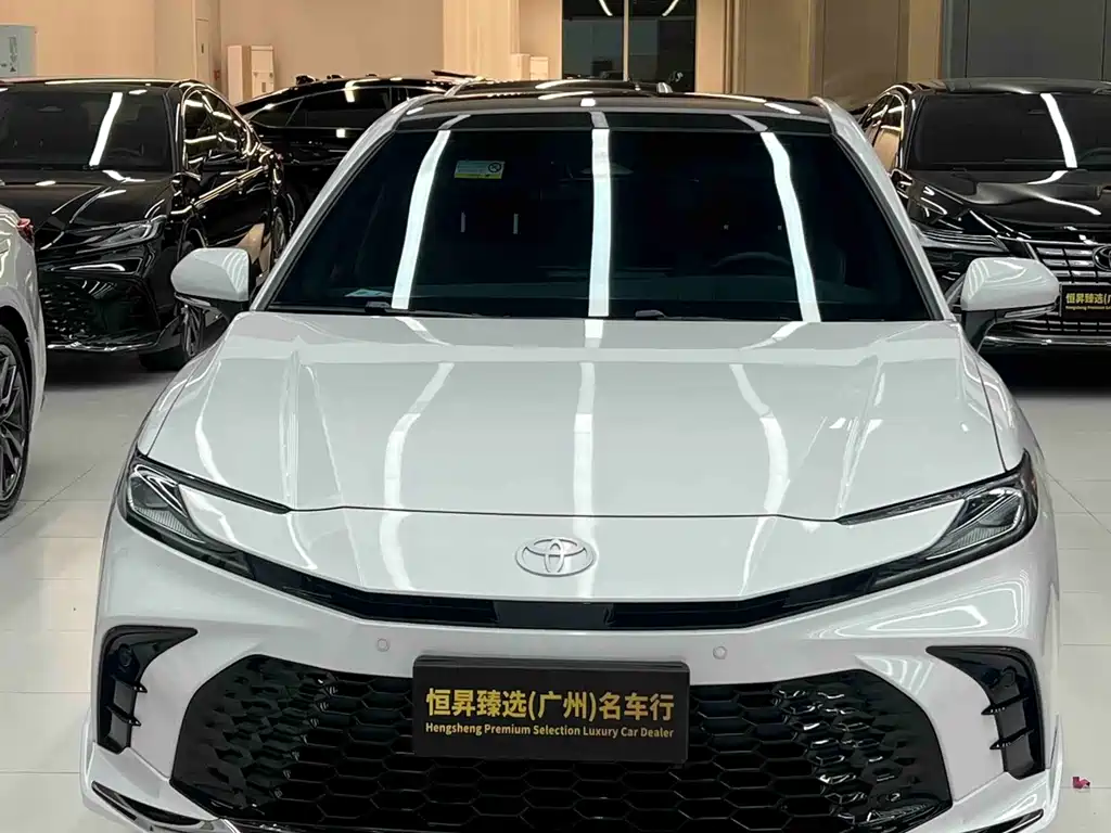 Toyota Camry — фото 2