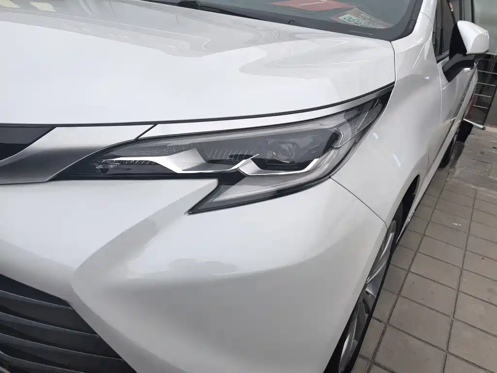 Toyota Sienna — фото 2