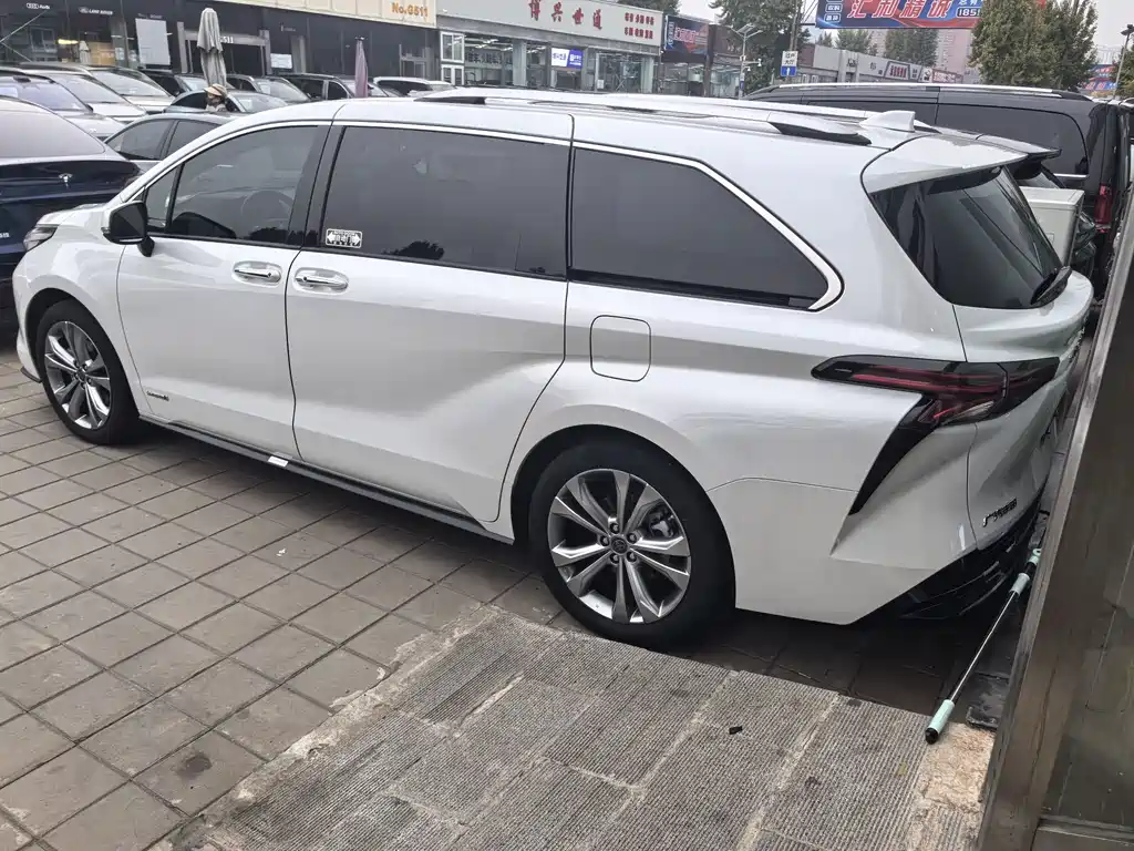 Toyota Sienna — фото 5