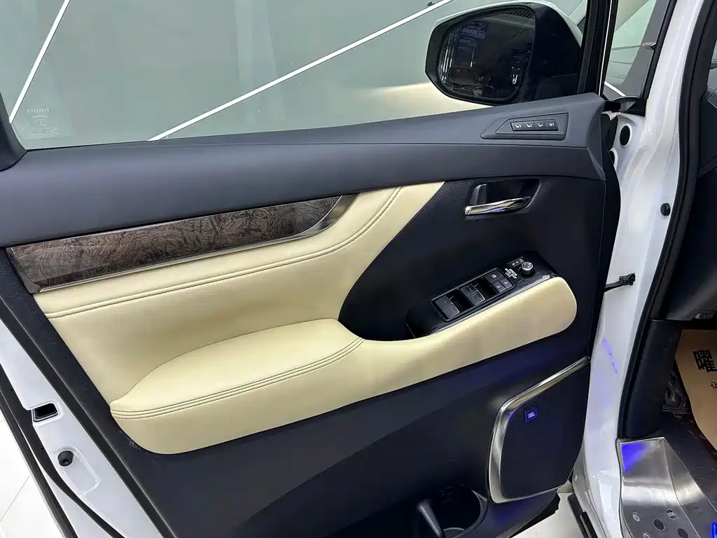 Toyota Vellfire — фото 6