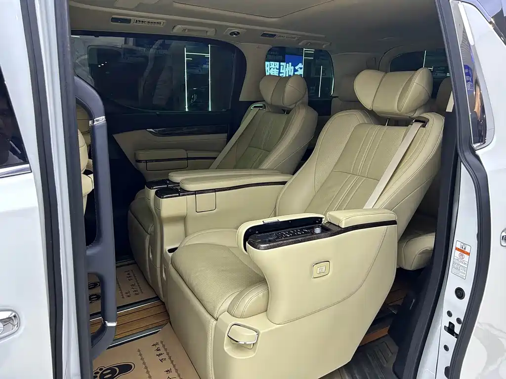 Toyota Vellfire — фото 8