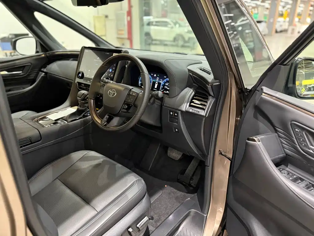 Toyota Alphard — фото 3
