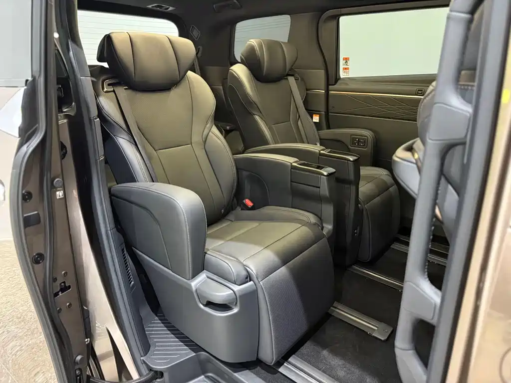 Toyota Alphard — фото 5