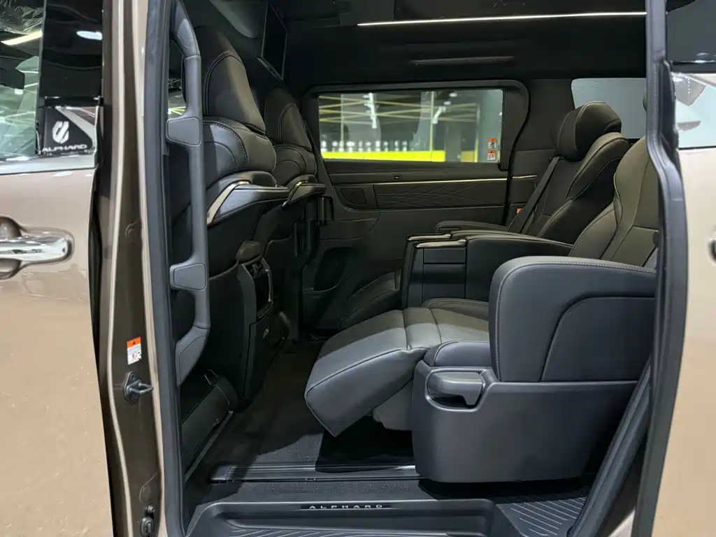 Toyota Alphard — фото 7