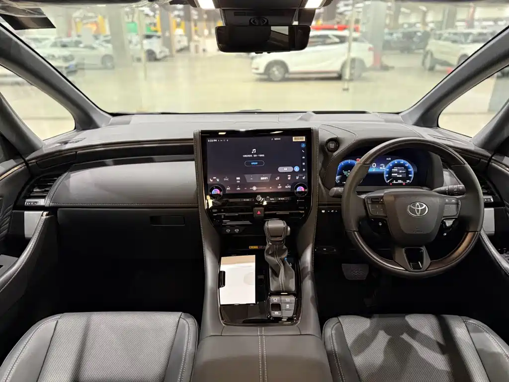 Toyota Alphard — фото 8