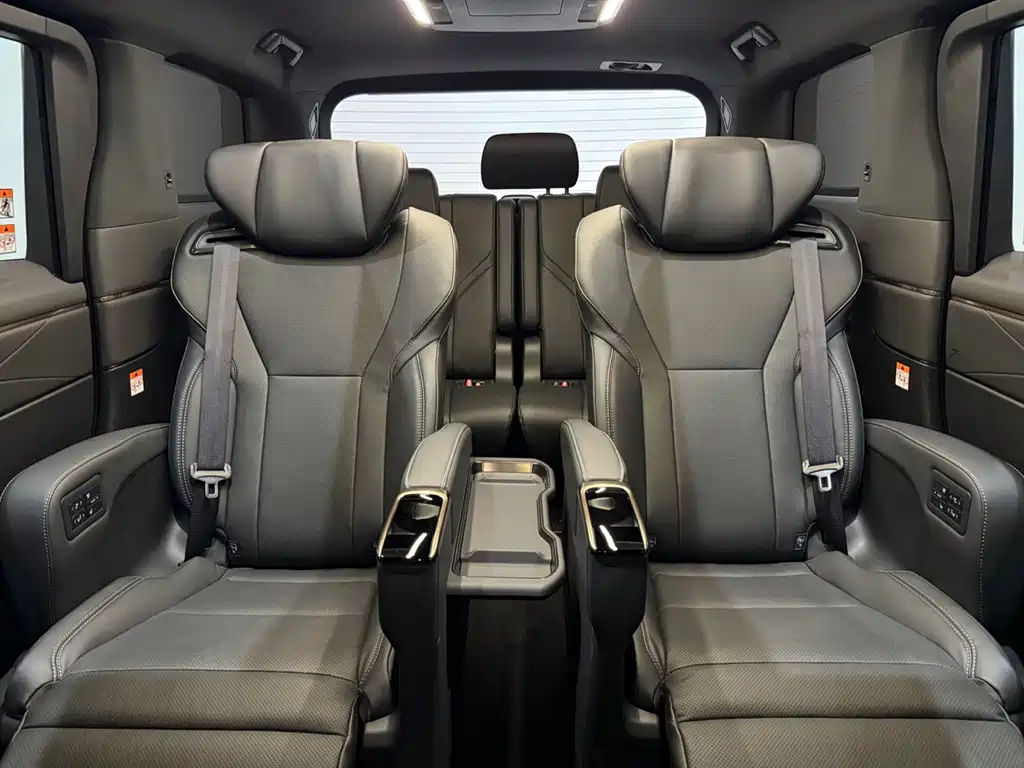 Toyota Alphard — фото 9