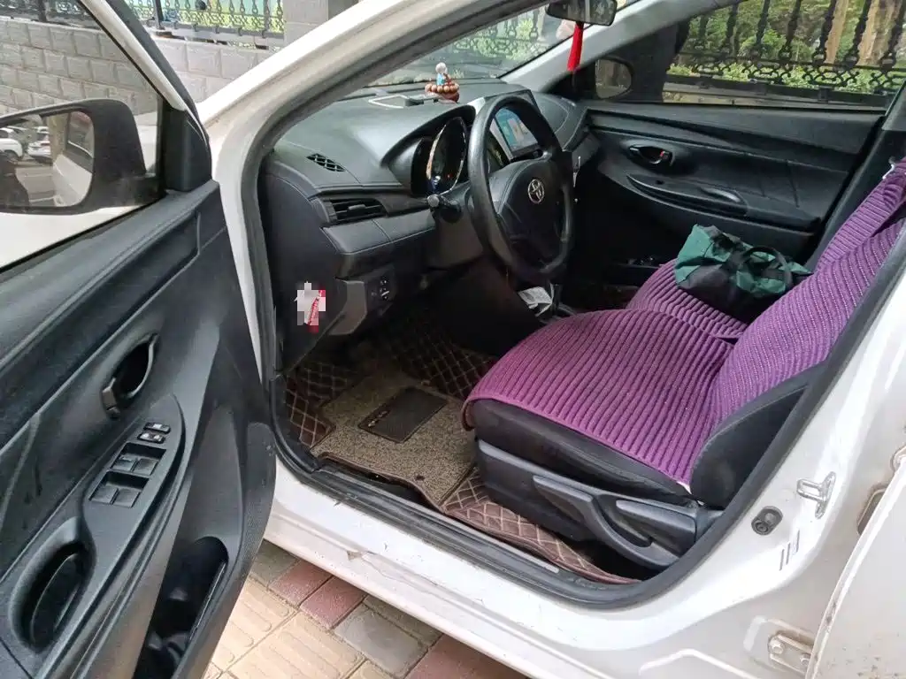 Toyota Yaris L — фото 17