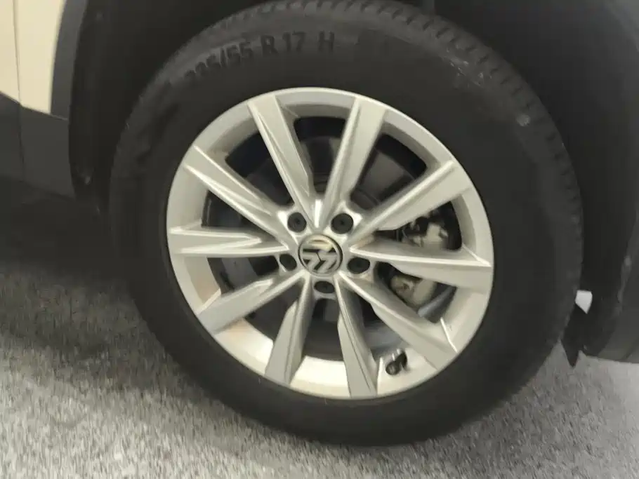 Volkswagen Tiguan — фото 6