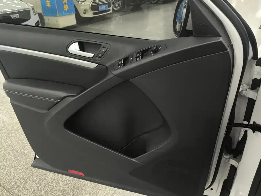 Volkswagen Tiguan — фото 7
