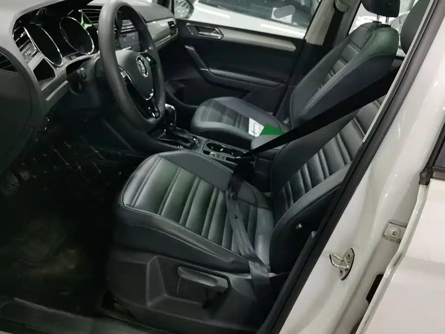 Volkswagen Touran — фото 9