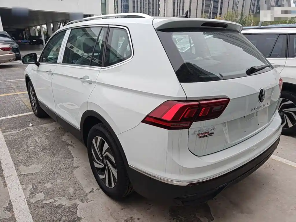Volkswagen Tiguan L — фото 4