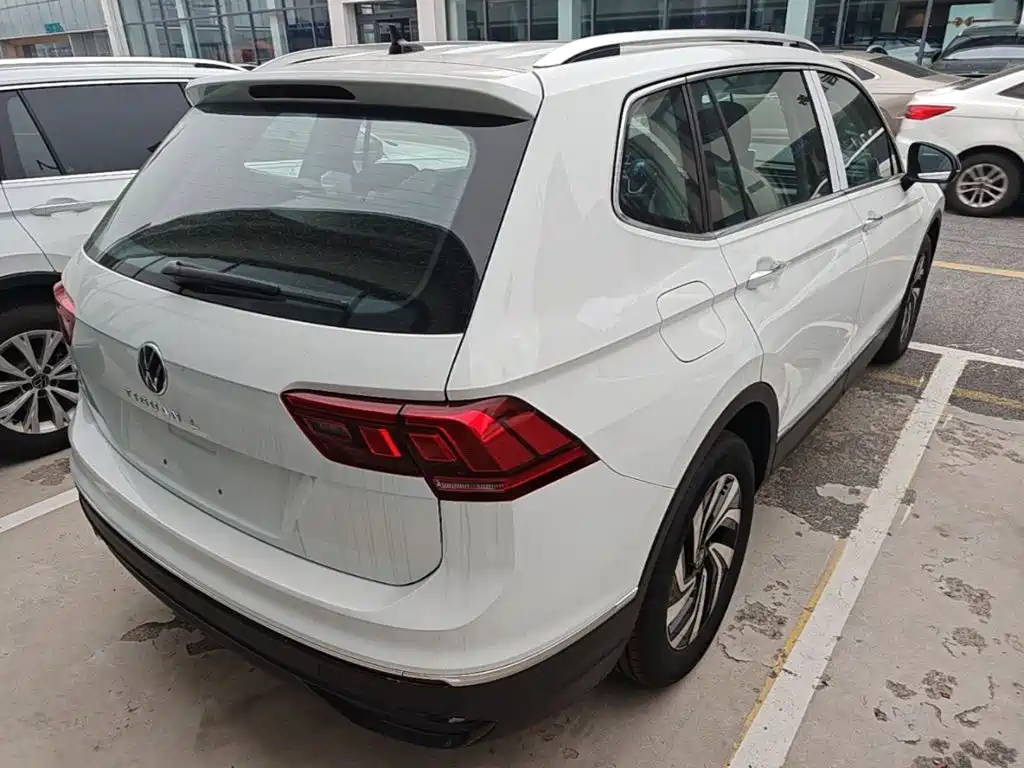 Volkswagen Tiguan L — фото 6