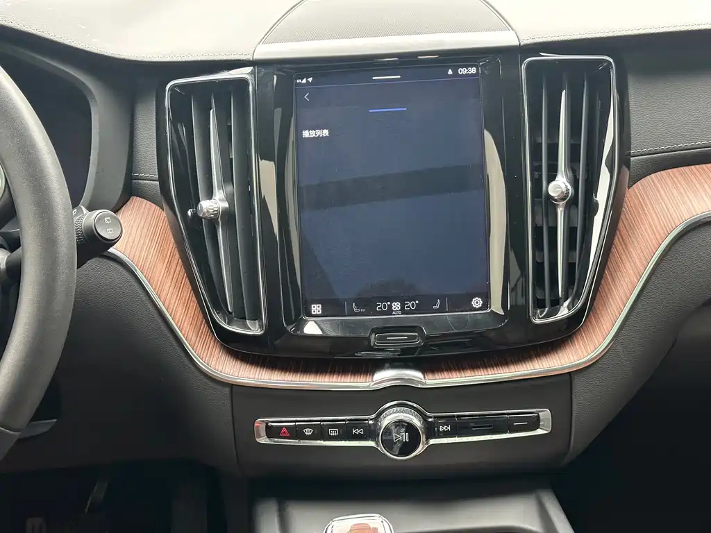 Volvo XC60 — фото 13