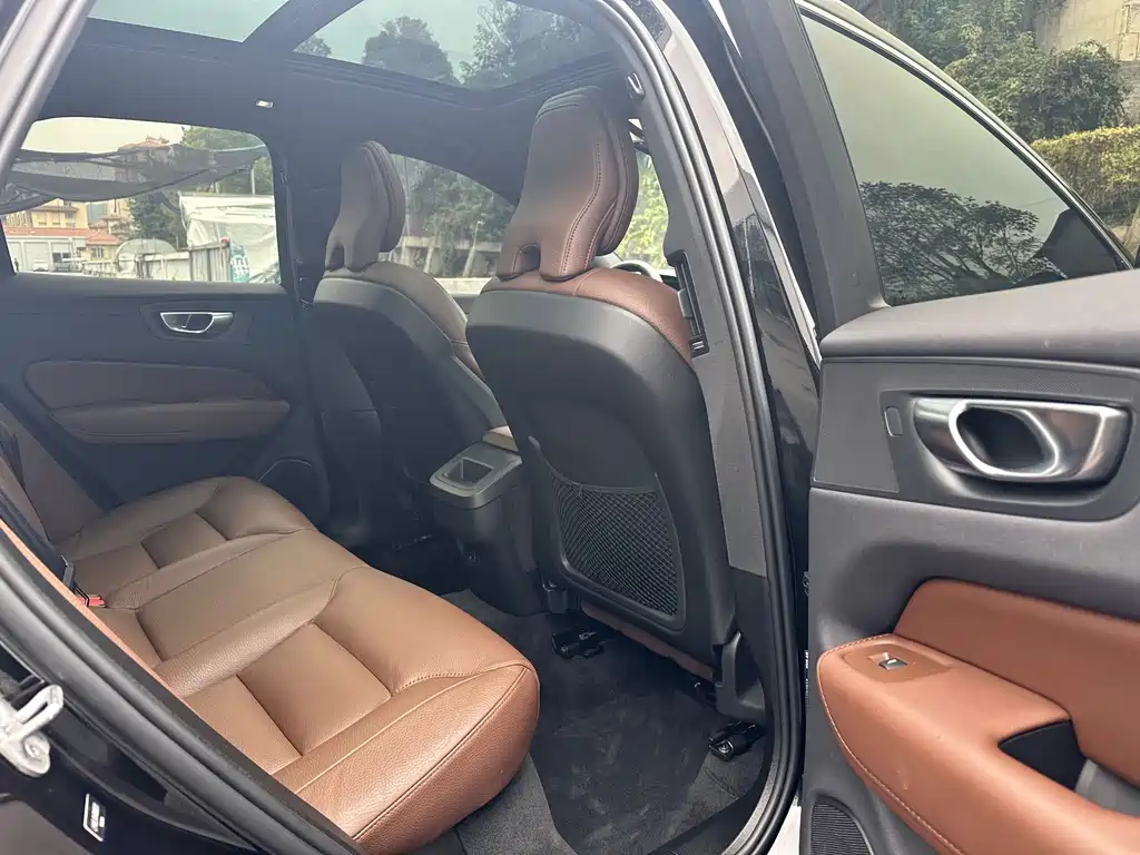 Volvo XC60 — фото 14