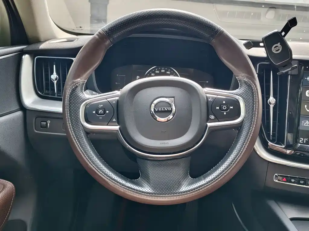 Volvo XC60 — фото 11