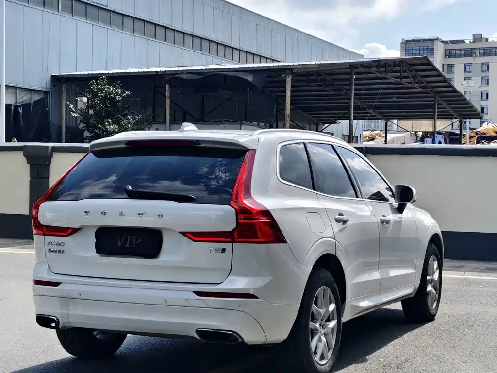 Volvo XC60 — фото 5