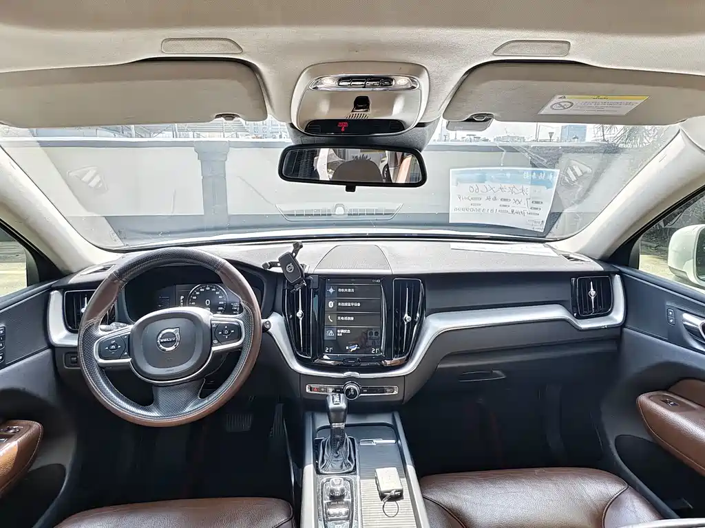 Volvo XC60 — фото 9