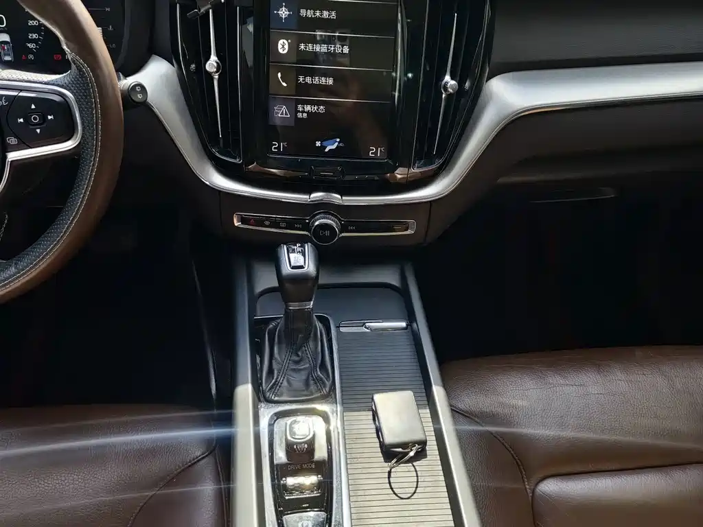 Volvo XC60 — фото 10