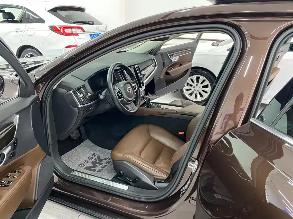 Volvo S90 — фото 17