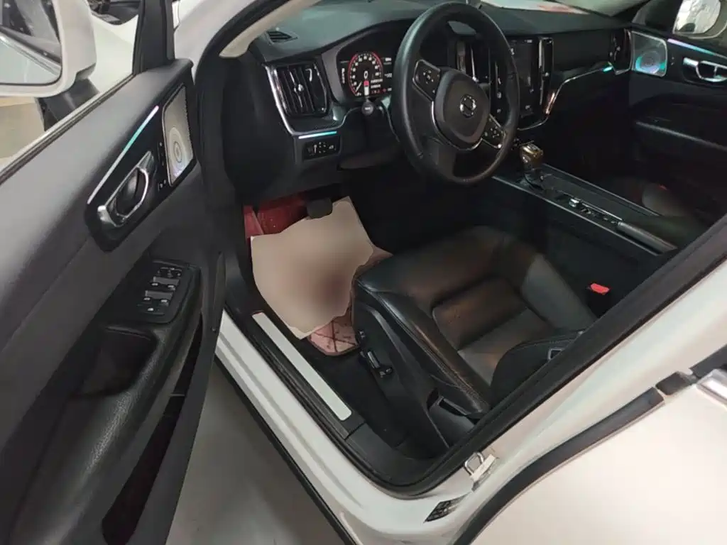Volvo XC60 — фото 15