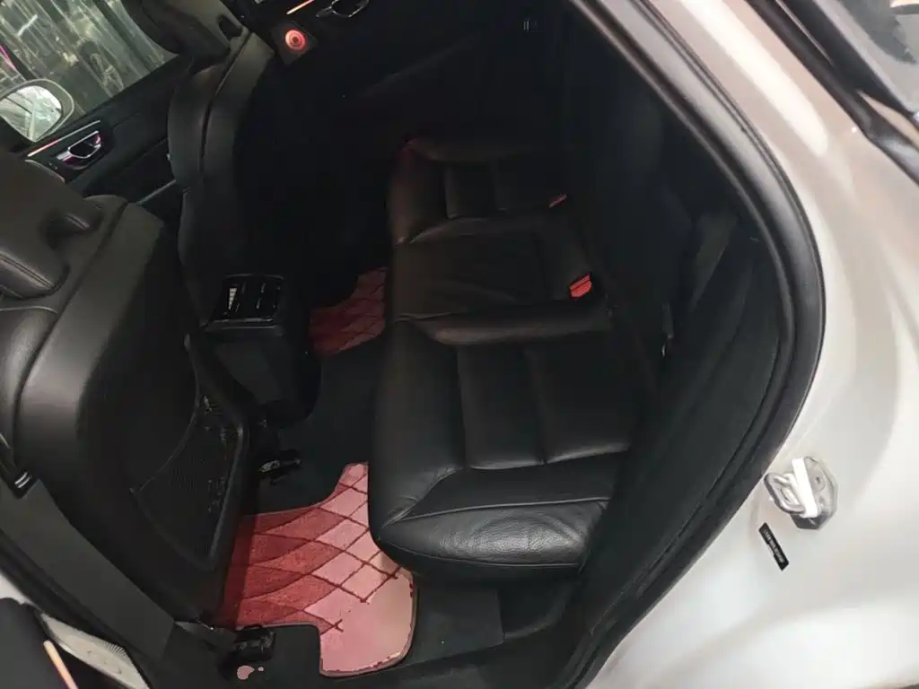 Volvo XC60 — фото 16