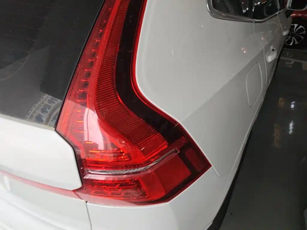 Volvo XC60 — фото 7